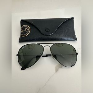 Black polarized Ray Ban Aviators